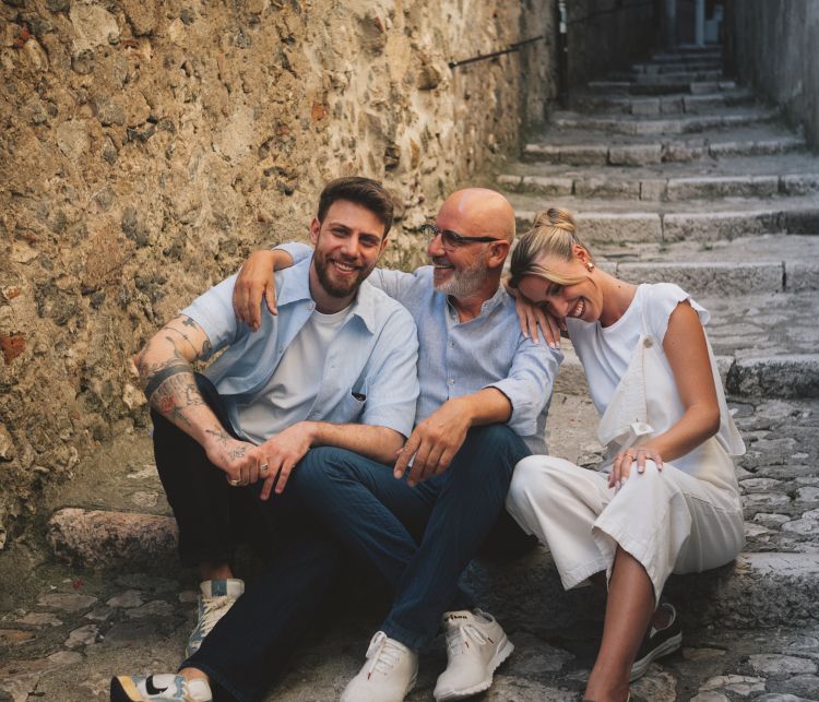 Franco Pepe seduto davanti al suo Pepe in Grani, n