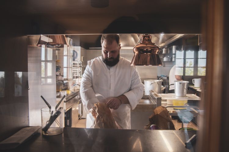 Federico Ferrari è genovese classe 1989. Si è diplomato all’Istituto Alberghiero Nino Bergese di Sestri Ponente, dove la sua passione per la ristorazione ha iniziato ad assumere concretezza: «Mia nonna aveva un'osteria a Genova, con la zia di mia mamma. Ho insomma sempre mangiato bene a casa, e la tavola mi ha sempre affascinato. All'inizio non pensavo al fine dining. Ma poi ho preso a lavorare in Versilia, in Liguria, dopo anche all'estero...». Nei primi anni è stata fondamentale l'esperienza da Cesare Giaccone, dove Ferrari ha imparato l’arte della tradizione e della semplicità e ha capito inoltre l’importanza fondamentale della selezione degli ingredienti e del rapporto con i fornitori locali. Poi Londra, la Danimarca, gli stage da Enrico Crippa, Riccardo Aiachini, Matias Perdomo
