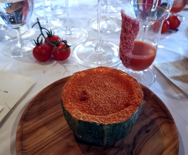 Gamberetto, pomodoro, zucca Loche e basilico, di Virgilio Martínez e Pia León