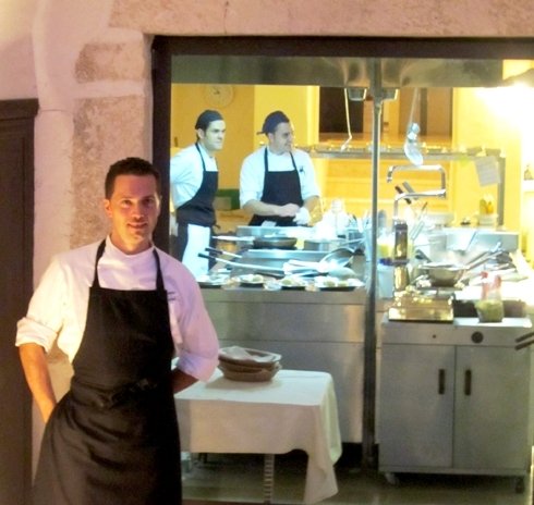 Sebastiano Lombardi di fronte alla cucina a vista del Cielo (foto Paolo Marchi)