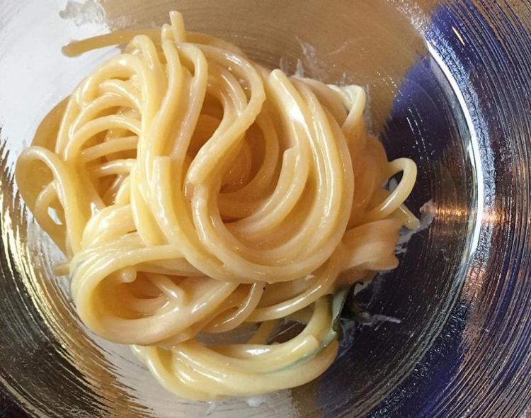 Spaghetti burro affumicato e salvia, un capolavoro di rotondità di Matteo Monti del Rebelot del Pont, Milano 
