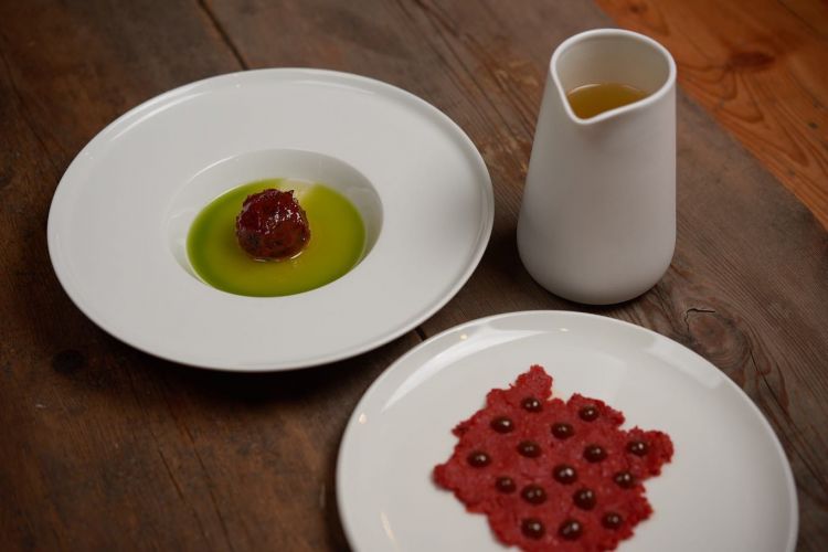 Pomodoro in conserva con il suo miso, olio all'origano e la sua acqua