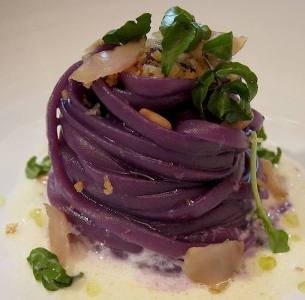 Linguina cotta nell’estratto di cavolo rosso con burrata, aringa, pinoli e crescione. Un piatto giocato sul filone "pasta non pasta", firmato Andrea Aprea