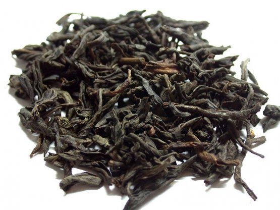 Foglie di Lapsang Souchong, tè che si distingue da tutti gli altri consimili neri per il fatto di essere affumicato