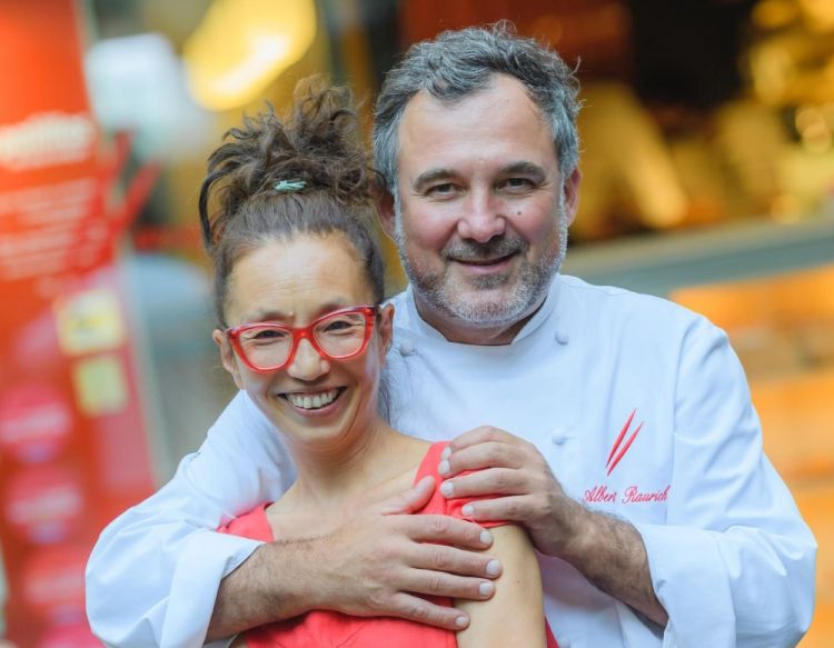 Raurich con la compagna Tamae Imachi, che guida il Sake Bar di Dos Palillos: un bancone dove assaggiare una delle selezioni più articolate d'Europa di sake Jun Mai, con un menu di proposte gastronomiche selezionate dalla stessa Tamae