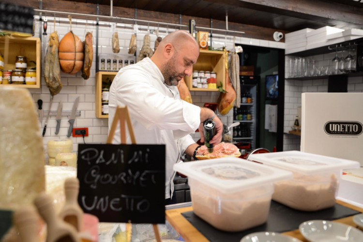 Tony Lo Coco impegnato a preparare i sui panini go