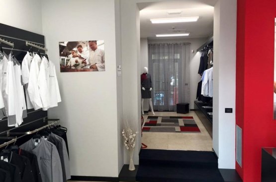 Un'immagine del primo negozio italiano Bragard, a Milano in via Fabio Filzi, 5
