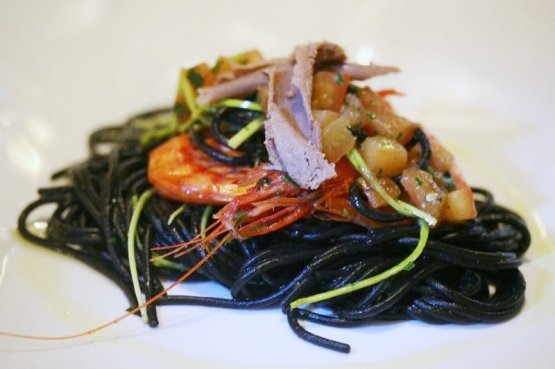 Spaghetti al nero di seppia, gamberi rossi e bottarga di tonno