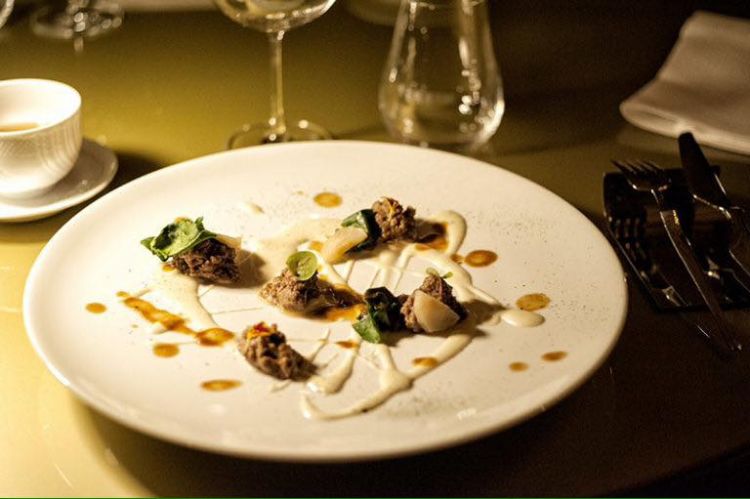 L'agnello nella bocca del lupo (agnello brasato, marinato nella melissa, anche detta "bocca di lupo", e servito con radice amara di soncino, spinaci in foglia e purè di patate arrosto)