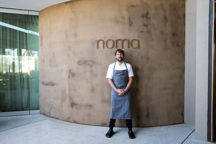 Ren&eacute; Redzepi davanti all'entrata del Noma
