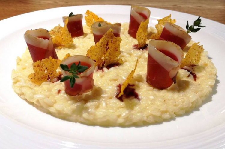 Risotto ricchissimo, speck d'anatra, riduzione di vino rosso, cialda di polenta
