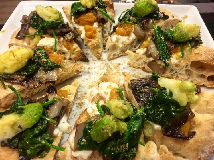 Pizza con verdure di stagione al Cuore Napoletano
