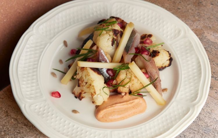 Cavolfiore arrosto con scamorza di bufala e melograno (foto ©AtelierMai98)
