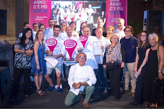 Foto di gruppo di vincitori, giuria e organizzatori
