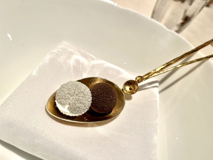 Dark chocolate & Jerusalem artichoke reduction
Two pearls: one with reduction of Jerusalem artichoke, one with dark chocolate
