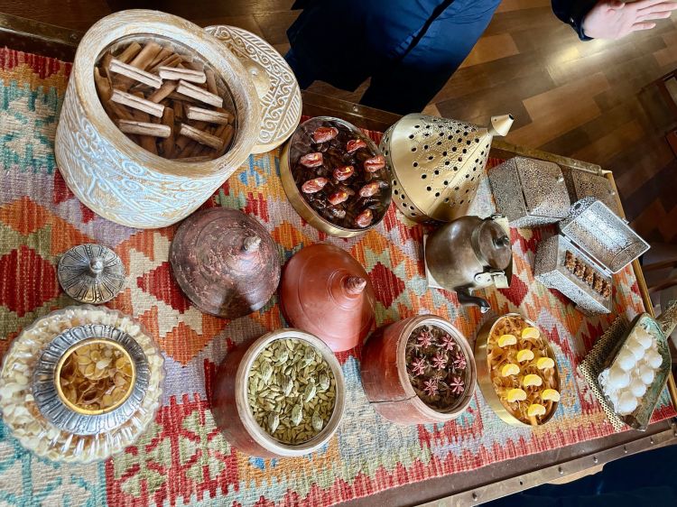 Bazaar, omaggio al Marocco
L'ultima portata è la piccola pasticceria servita in coloratissime tajine e bowl marocchine. Un omaggio al paese che sta di là di del mare, a pochi chilometri di distanza