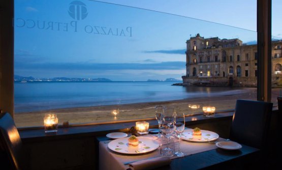 La bellissima vista da uno dei tavoli di Palazzo Petrucci a Villa Donn'Anna, tra i primi ristoranti stellati ad aver adottato un sistema di prenotazioni online per i propri clienti

