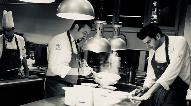 Lo chef Valentino Palmisano al lavoro nelle cucine del Vespasia
