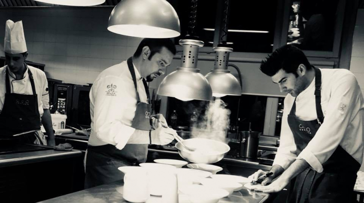 Lo chef Valentino Palmisano al lavoro nelle cucine del Vespasia