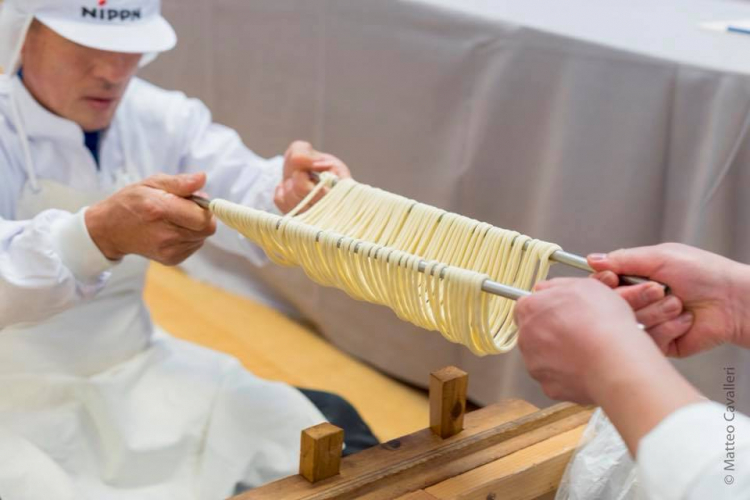 Preparazione artigianale dei Goto udon
