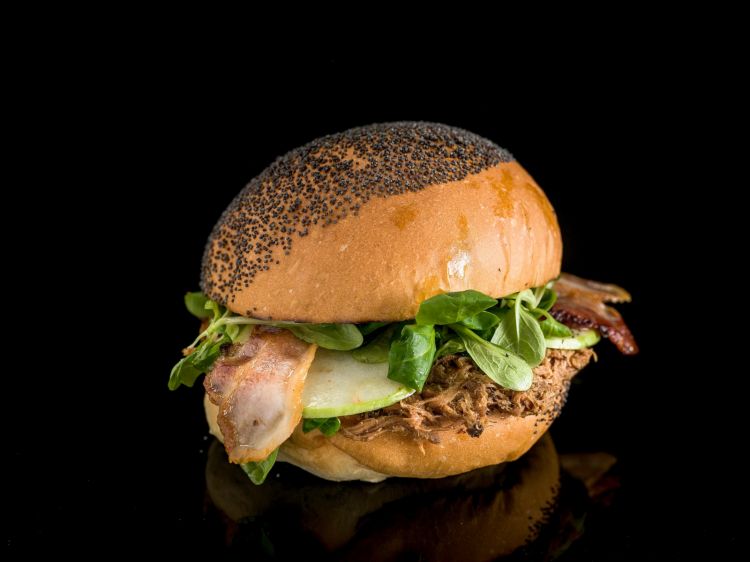 Uno dei Bun proposti dal Bistrot: Revolution, con pulled pork, soncino, olio evo, chips di mela verde, bacon di suino nero, senape, bun al papavero