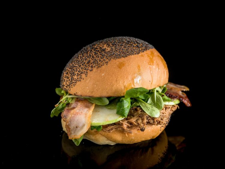 Uno dei Bun proposti dal Bistrot: Revolution, con pulled pork, soncino, olio evo, chips di mela verde, bacon di suino nero, senape, bun al papavero
