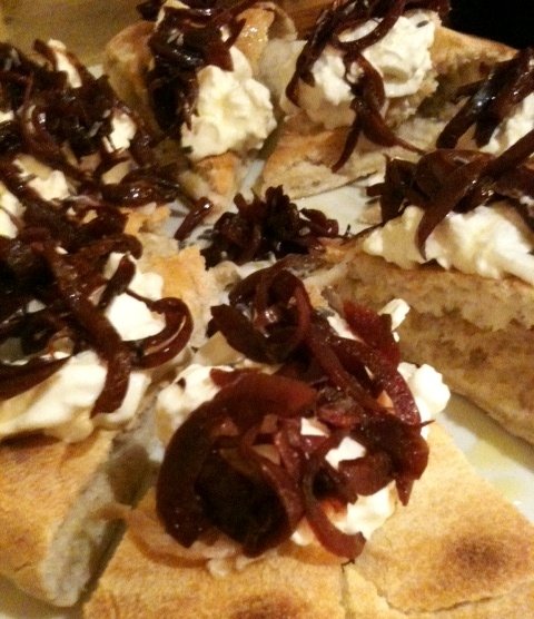 Pizza con burrata, lardo, cipolla allo sherry lavanda e pepe Maricha