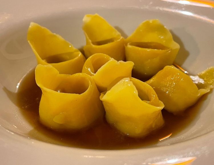 Cappelletti di nocciola e Nostrano di Collio, tè di funghi preservati
