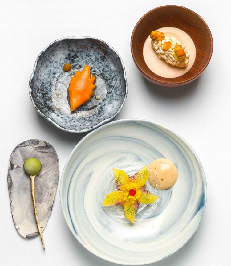 A dessert of Mazzia. This is what he says: «Desserts... nostalgic interpretations of my childhood in Pointe Noire. My banana crushed on a piece of bread with sweet peanuts, which I would eat under a palm tree, facing the Côte Sauvage, has acquired a new dimension. Like the mango you taste each morning, or this papaya quickly cooked on the barbecue»