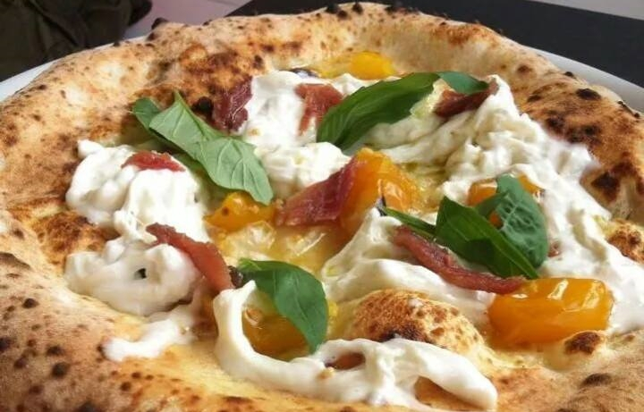 La pizza Battil’oro, simbolo del nuovo locale d