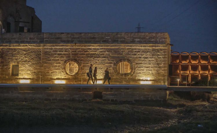 Il menu degustazione di Aponiente costa 400 euro (550 euro se si vuole fare l'esperienza Bioluminescenza e riso di plancton). Se piove o fa freddo è previsto un parziale rimborso