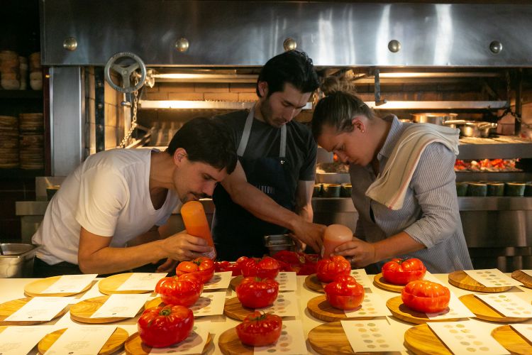Virgilio Martínez e Pia León con Sang Jeong preparando il servizio a Don Julio