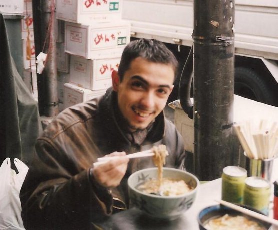 Un giovanissimo Riccardo Monco si gusta un piatto di udon nei pressi del mercato del pesce Tsukiji di Tokyo
