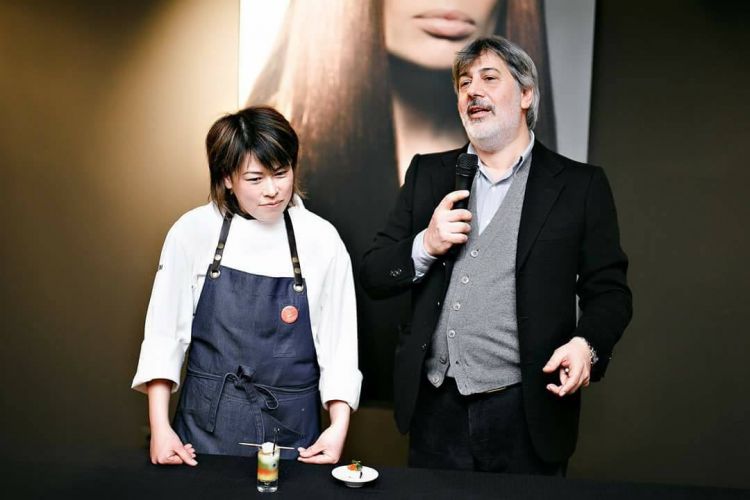 Scarselli con la sua chef Fumiko Sakai
