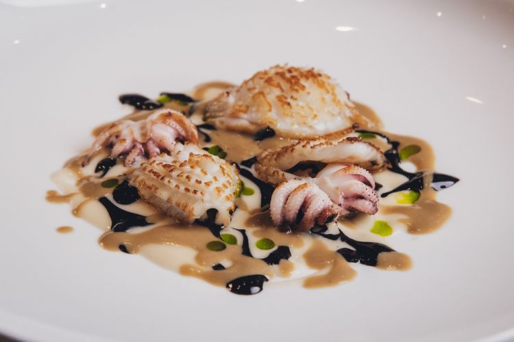 Seppia, crema di fagioli di Pigna, salsa al nero e olio all'alloro