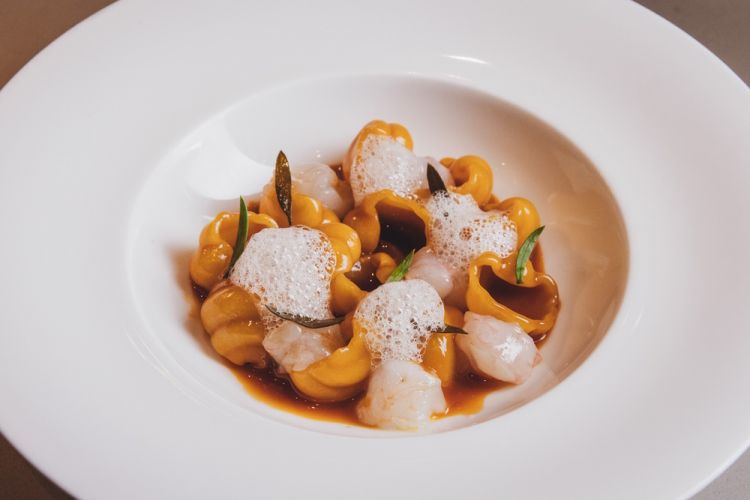 Conchiglia di Gragnano in guazzetto di scoglio, scampo crudo, finocchietto in agrodolce