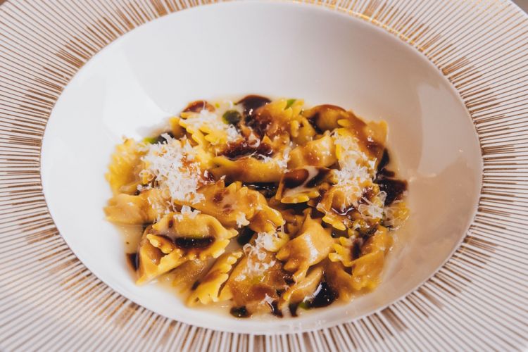 Plin 40 tuorli di coniglio, acqua di Parmigiano Reggiano 80 mesi, fondo di coniglio, olio al timo
