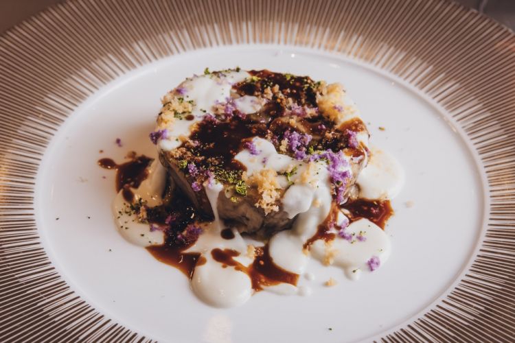 Royale di porro, spuma di cavolfiore, salsa vegetale senape in grani, croccante di broccolo e cavolfiori