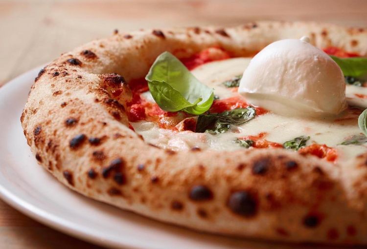 Una deliziosa pizza di Vincenzo Nese a O' Scugnizzo Gourmet di Stradella (Pavia)
