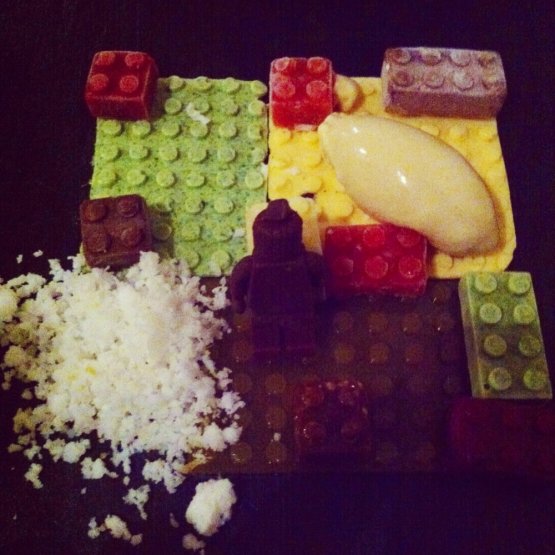 Questo dolce non è un gioco, dessert in carta da primavera. Nel piatto, compaiono i Lego