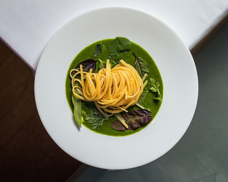 «Ho voluto ripensare l'insalata mista. Quella che mangi d'estate in riva al mare, in una assolata pausa pranzo. Avete presente? Ecco, quella. Nella mia versione dell'insalata, il mais è sotto forma di pasta, accompagnato da tutte le foglie del mio orto. Distruggetela come fareste con un'insalata, mescolatela, e concentratevi sul modo in cui rispecchia tutte le variazioni di gusto che si possono provare»
