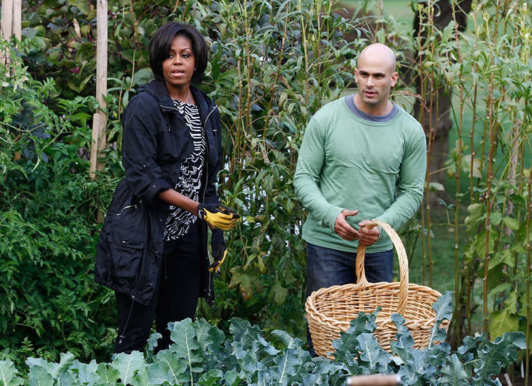 Michelle Obama e Sam Kass nell'orto della Casa Bianca (foto Charles Dharapak/Associated Press)
