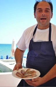 Michele Rotondo della Masseria Petrino di Palagianello, ad agosto al Lido Albatros di Castellaneta Marina,+39.348.7078445, frigge le pettinesse con una leggera crosta di farina