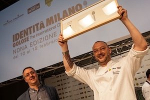 Il trofeo di Dominique Persoone, re del cioccolato. A sinistra, Gabriele Zanatta