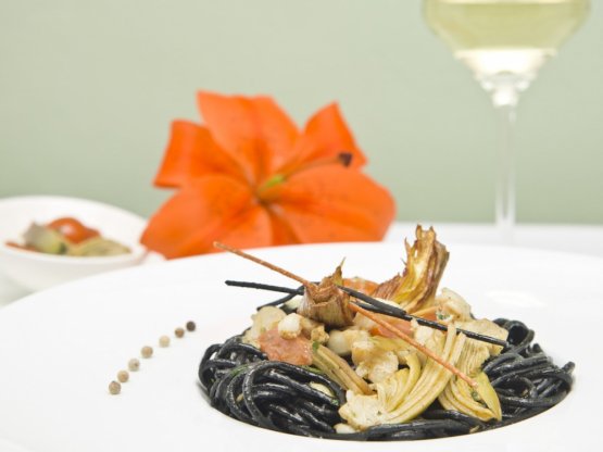 Spaghetti neri mantecati con capesante e castraure dei nostri orti, ristorante El Gato di Chioggia