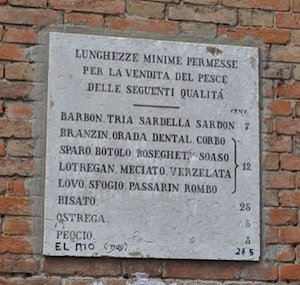 L'antica iscrizione fuori dal mercato di Rialto