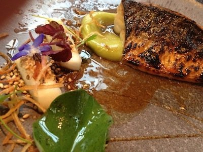 Sgombro grigliato alla fiamma con anguilla affumicata, senape celtica e rapanelli (foto Zanatta)