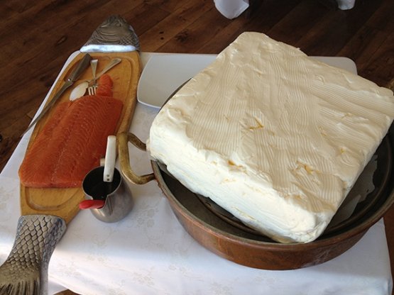 Salmone marinato e affumicato in proprio, accompagnato al burro della Valle Maira