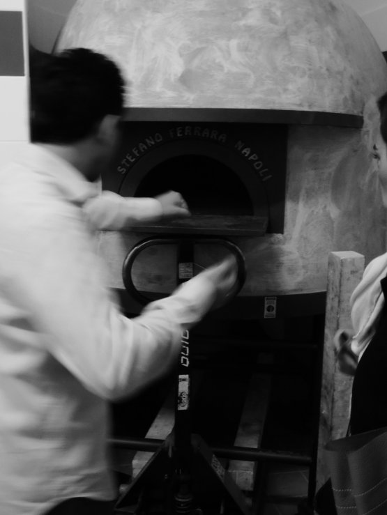 Dry's wooden oven in via Solferino. The pizza chef is Simone Lombardi