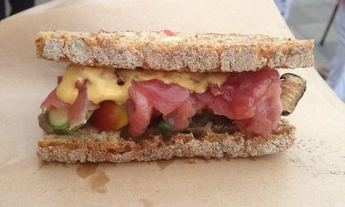 Due fette di pagnotta di Petra con verdure dell'orto, melanzane, tonno e maionese di nocciola. Un panino bello e buono firmato in coppia dal cuoco Lionello Cera dell'Antica Osteria Cera di Campagna Lupia (Venezia) e da Nicola Trentin de Le Delizie del Grano di Cittadella (Padova)